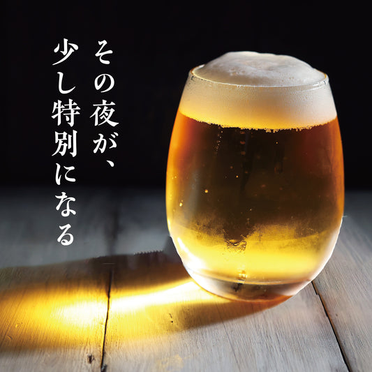 黒背景に置かれたビールのグラスから黄金色の影が伸び、「その夜が少し特別になる」と添えられた写真