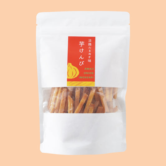 赤いラベルが目を引く、淡路たまねぎ味の芋けんぴ。 白いチャック付きパウチの中央には透明な小窓があり、飴がけされた細切りさつまいもが見える。ラベルには「AWAJI ONION IMOKENPI」「淡路たまねぎ味 芋けんぴ」の文字と、黄色の玉ねぎイラストがデザインされ、甘じょっぱい風味を想像させるユニークな組み合わせが印象的。