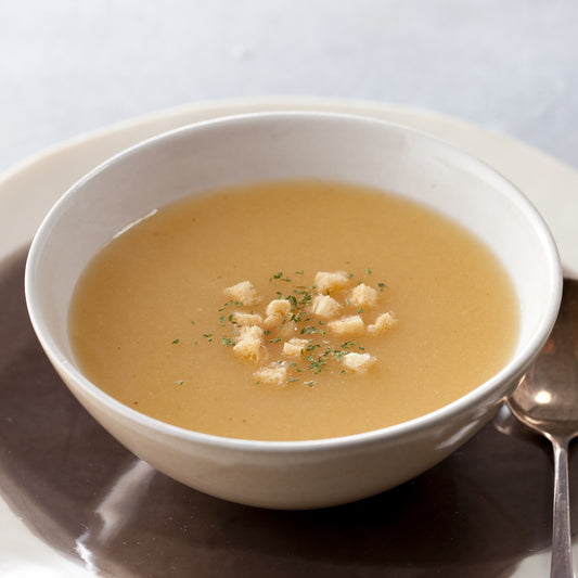 路島産たまねぎ100%のスープアソートポタージュを実際にお皿にいれて、クルトンを浮かべました