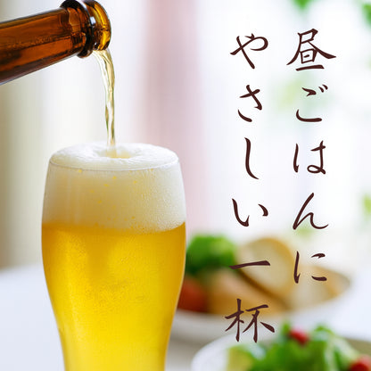日差しが差し込むテーブルの上のランチとビールに「昼ごはんにやさしい一杯」の文字が重なる画像
