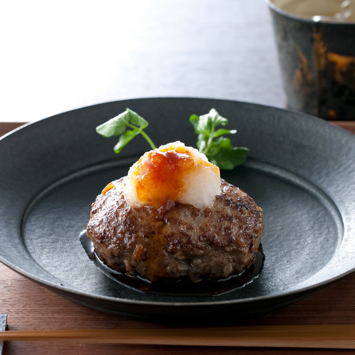 ふっくら焼き上げたハンバーグに大根おろしと特製ソースをたっぷりかけた和風仕立て