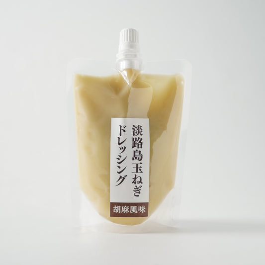 淡路島たまねぎ専門店が厳選したブランド玉ねぎを使ったドレッシングです。胡麻風味のパッケージが写っています。