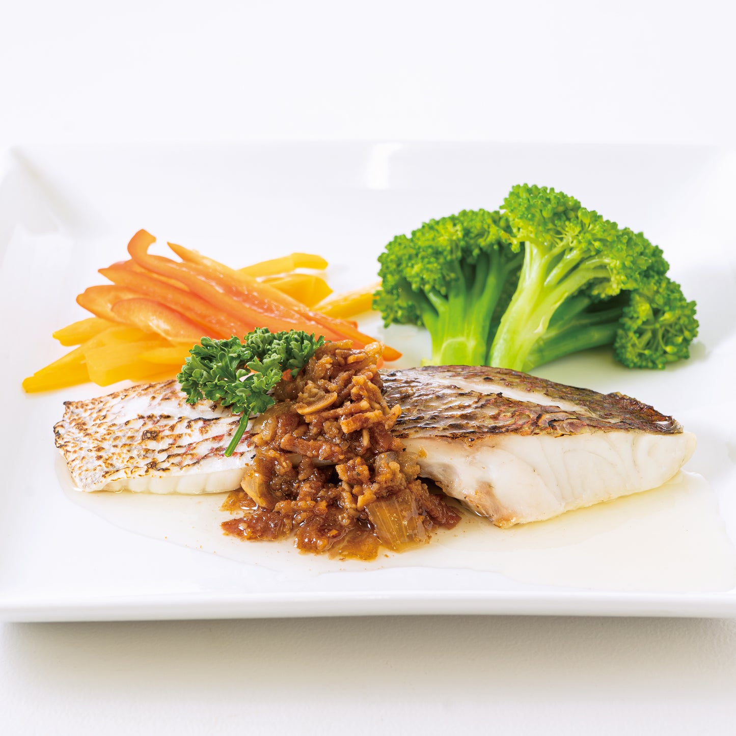 パスタソースを調味料として使ってみました。たんぱくは白身のお魚に具材たっぷりのパスタソースをかけるだけで、本格イタリアンな一品に